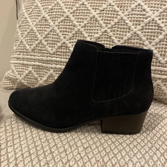 Clarks black suede booty - Picture 2 of 2